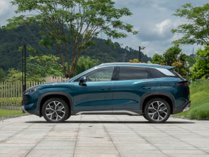 China New Energy Hybrid CarFor BYD Song PLUS DM-i With 160KM FWD Vehicle Leather Seats ACC Cruise 